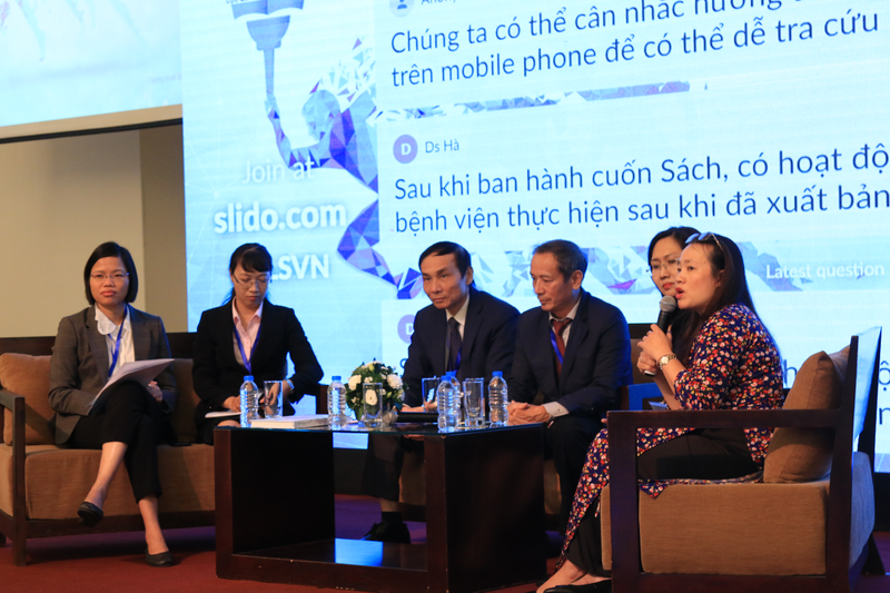 Ban tọa đàm giới thiệu tài liệu Hướng dẫn thực hành dược lâm sàng (từ trái qua): ThS. DS. Nguyễn Thu Minh, ThS.DS. Phạm Hồng Thắm, GS.TS.BS. Mai Trọng Khoa, PGS.TS.DS. Nguyễn Tuấn Dũng, PGS.TS.DS. Đặng Nguyễn Đoan Trang, PGS.TS.DS. Phạm Thị Thúy Vân Ban tọa đàm giới thiệu tài liệu Hướng dẫn thực hành dược lâm sàng (từ trái qua): Ths.DS. Nguyễn Thu Minh, Ths.DS. Phạm Hồng Thắm, GS.TS. Mai Trọng Khoa, PGS.TS. Nguyễn Tuấn Dũng, PGS.TS. Đặng Nguyễn Đoan Trang, PGS.TS. Phạm Thị Thúy Vân.