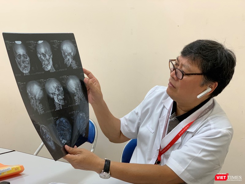 PGS.TS Nguyễn Đức Chính - Trưởng khoa Phẫu thuật nhiễm khuẩn trao đổi về tình trạng bệnh của bệnh nhân "ngáo đá" đánh nhân viên y tế PGS.TS Nguyễn Đức Chính - Trưởng khoa Phẫu thuật nhiễm khuẩn trao đổi về tình trạng bệnh của bệnh nhân