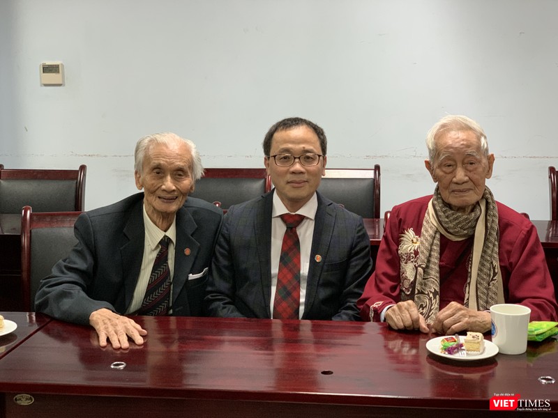 GS.TS. Tạ Thành Văn và 2 giáo sư nguyên là Phó Hiệu trưởng Trường Đại học Y Hà Nội: Giáo Sư Thẩm Trọng Tảo, 103 tuổi; giáo sư Đỗ Doãn Đại, 97 tuổi GS.TS. Tạ Thành Văn và 2 giáo sư nguyên là Phó Hiệu trưởng Trường Đại học Y Hà Nội: Giáo Thẩm Trọng Tảo, 104 tuổi; giáo sư Đỗ Doãn Đại, 97 tuổi