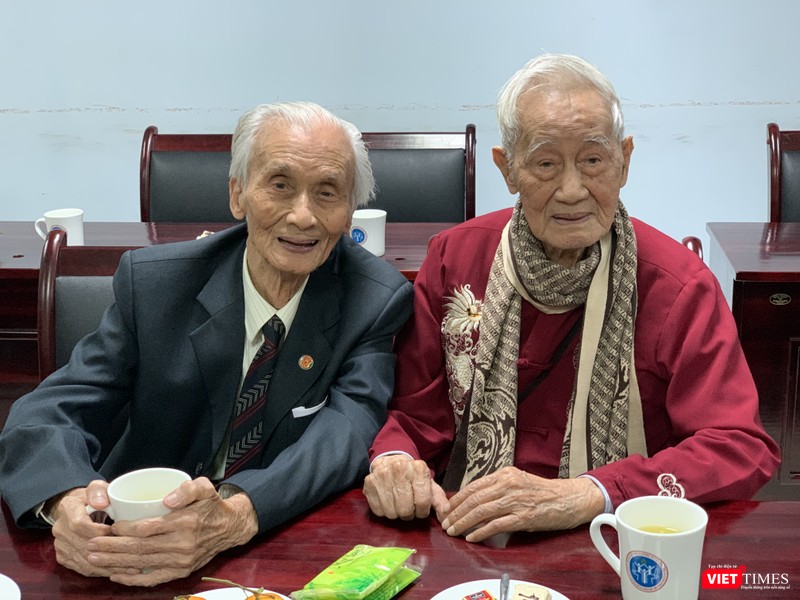 Hai vị giáo sư cao tuổi và tên tuổi: GS Thẩm Trọng Tảo (áo đỏ thẫm) và GS. Đỗ Doãn Đại Hai vị giáo sư cao tuổi và tên tuổi