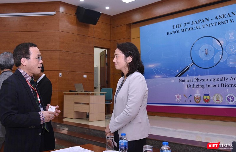 GS.TS. Tạ Thành Văn – Hiệu trưởng Trường Đại học Y Hà Nội trao đổi với bà Chuma Ai - Bí thư thứ 2 Đại sứ quán Nhật Bản tại Việt Nam tại hội thảo 
