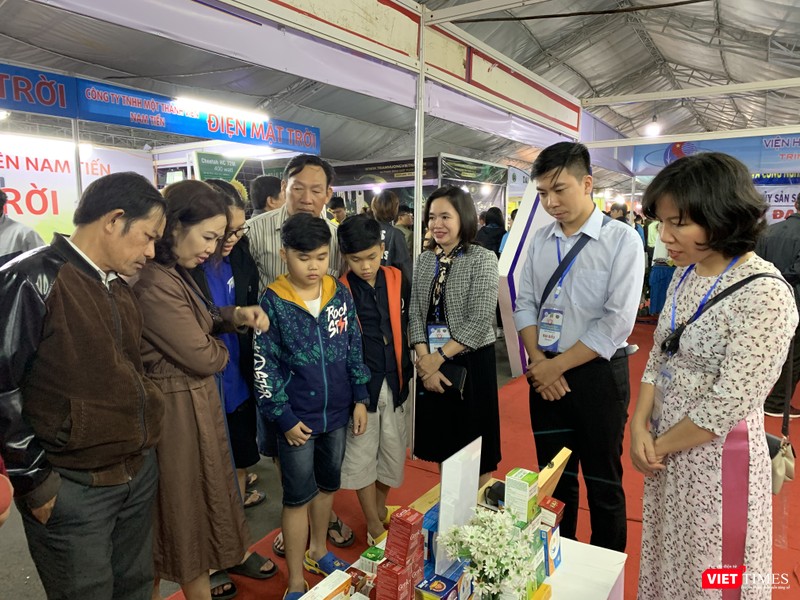 Các sản phẩm của các nhà khoa học Việt Nam thu hút sự chú ý của khách tham quan