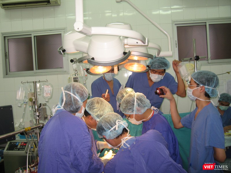 Hầu hết các ca ghép tạng nổi tiếng ở Bệnh viện Việt Đức đều có sự tham gia chính của các giáo viên Trường Đại học Y Hà Nội Hợp tác giữa Viện -Trường là mối quan hệ truyền thống trong khám và điều trị