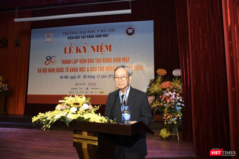 PGS. Mai Đình Hưng - nguyên Trưởng Bộ môn RHM - bày tỏ niềm tự hào là thành viên của Trường Đại học Y Hà Nội có bề dày lịch PGS. Mai Đình Hưng - nguyên Trưởng Bộ môn RHM - bày tỏ niềm tự hào là thành viên của Trường Đại học Y Hà Nội có bề dày lịch