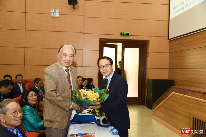 GS.TS Tạ Thành Văn tặng hoa tri ân GS.TS. Trần Văn Trường - nguyên Chủ tịch Hội RHM VN, nguyên Giám đốc Bệnh viện RHM Trung ương, Hiệu trưởng Trường Đại học RHM GS.TS Tạ Thành Văn tặng hoa tri ân GS.TS. Trần Văn Trường - nguyên Chủ tịch Hội RHM VN, nguyên Giám đốc Bệnh viện RHM Trung ương, Hiệu trưởng Trường Đại học RHM