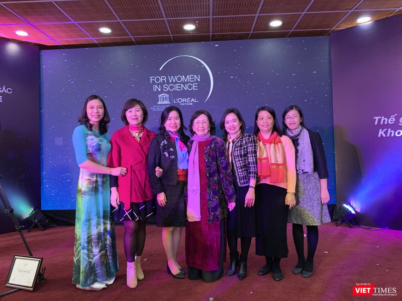 GS.TS. Phạm Thị Trân Châu – Chủ tịch Hội Nữ trí thức Việt Nam và các nhà khoa học của Viện Hàn lâm Khoa học và Công nghệ Việt Nam đã được nhận Giải thưởng L’Oreál – UNESCOtrong 10 năm qua GS.TS. Phạm Thị Trân Châu – Chủ tịch Hội Nữ trí thức Việt Nam và các nhà khoa học của Viện Hàn lâm Khoa học và Công nghệ Việt Nam đã được nhận Giải thưởng L’Oreál – UNESCOtrong 10 năm qua