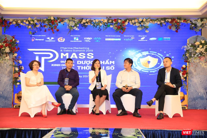 Các diễn giả cùng trao đổi về những thách thức và giải pháp giai đoạn chuyển đổi số