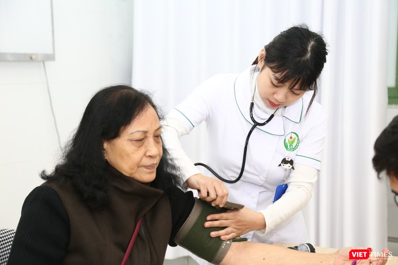 Các bác sĩ khám bệnh và tư vấn, giúp người dân phòng ngừa đột quị Các bác sĩ khám bệnh, giúp người dân phòng ngừa đột quị