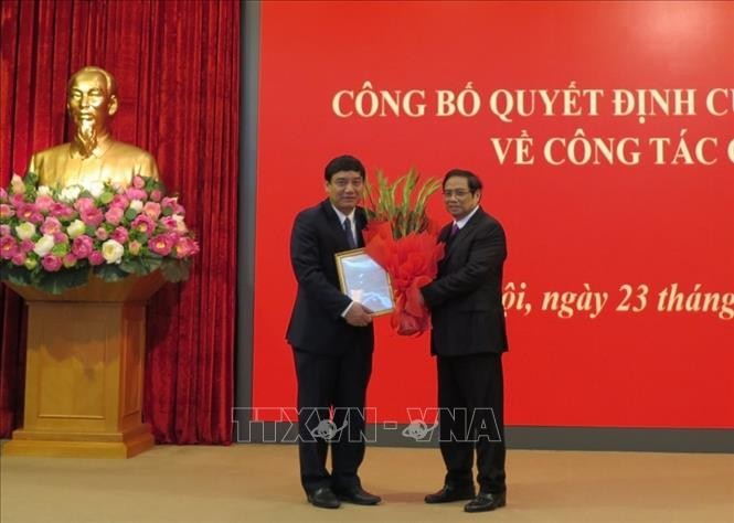 Ông Phạm Minh Chính trao quyết định và chúc mừng ông Nguyễn Đắc Vinh (ảnh: TTXVN) Ông Phạm Minh Chính trao quyết định và chúc mừng ông Nguyễn Đắc Vinh.