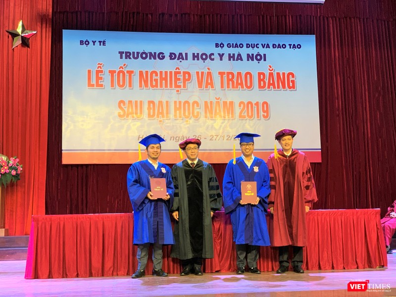 GS.TS. Tạ Thành Văn và lãnh đạo bộ môn trao Bằng tốt nghiệp cho các tân thạc sĩ người nước ngoài 