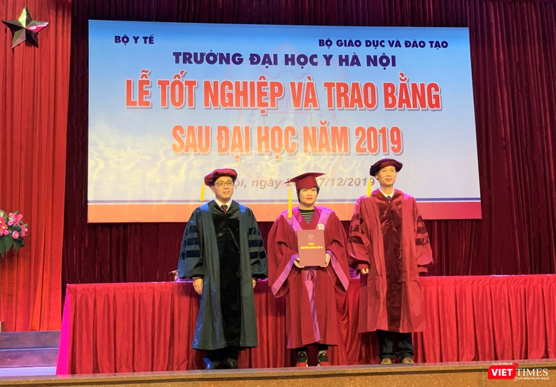 Các tân bác sĩ chuyên khoa cấp II được nhận Bằng do thầy Hiệu trưởng và lãnh đạo bộ môn trao riêng cho từng người