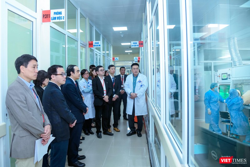 Ngay sau lễ ký kết, lãnh đạo Bệnh viện K đưa lãnh đạo Trường Đại học Y Hà Nội tham quan cơ sở vật chất của Bệnh viện Ngay sau lễ ký kết, lãnh đạo Bệnh viện K đưa lãnh đạo Trường Đại học Y Hà Nội tham quan cơ sở vật chất của Bệnh viện