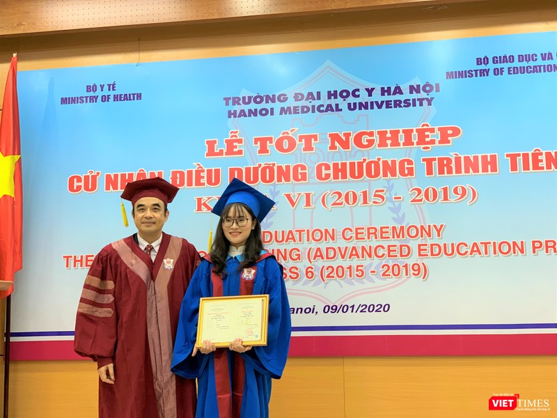 Lãnh đạo nhà trường trao phần thưởng cho tân cử nhân Nguyễn Cẩm Anh đạt danh hiệu "Sinh viên giỏi và công tác tốt toàn khóa" Lãnh đạo nhà trường trao phần thưởng cho sinh viên Nguyễn Cẩm Anh đạt danh hiệu