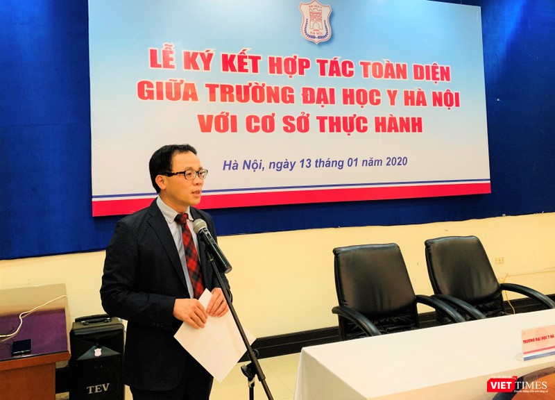 GS. TS. Tạ Thành Văn – Hiệu trưởng Trường Đại học Y Hà Nội nhấn mạnh việc ký kết hợp tác toàn diện Viện – Trường nhằm có đội ngũ bác sĩ được đào tạo chuyên sâu để phục vụ người bệnh tốt nhất. GS. TS. Tạ Thành Văn – Hiệu trưởng Trường Đại học Y Hà Nội nhấn mạnh việc ký kết hợp tác toàn diện Viện – Trường nhằm có đội ngũ bác sĩ được đào tạo chuyên sâu để phục vụ người bệnh tốt nhất.