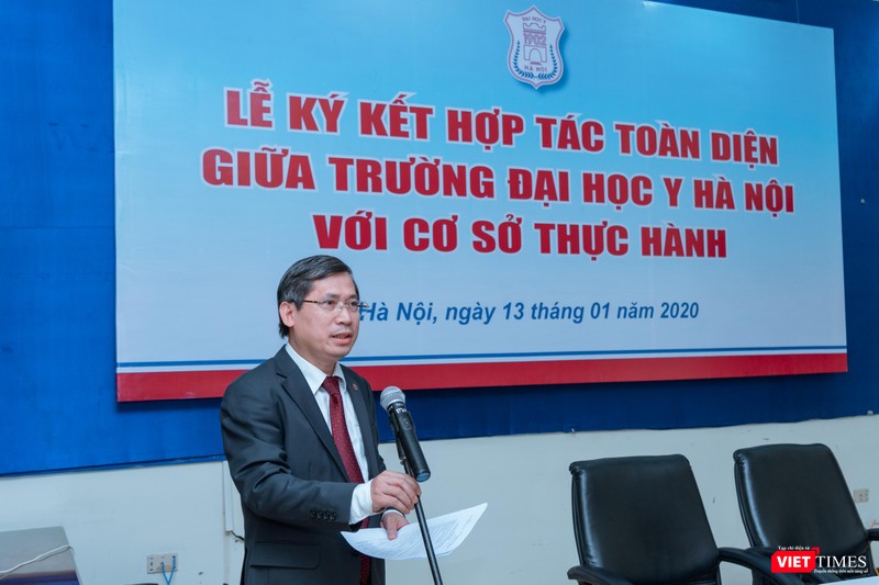 PGS.TS. Vũ Nam – Giám đốc Bệnh viện Y học Cổ truyền Trung ương - bày tỏ: Được hợp tác toàn diện với Trường Đại học Y Hà Nội là niềm vinh dự của 5 bệnh viện. PGS.TS. Vũ Nam – Giám đốc Bệnh viện Y học Cổ truyền Trung ương - bày tỏ: Được hợp tác toàn diện với Trường Đại học Y Hà Nội là niềm vinh dự của 5 bệnh viện.