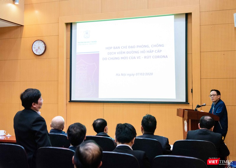 GS.TS. Tạ Thành Văn - Trưởng Ban Chỉ đạo phòng, chống dịch nghe các thành viên Ban chỉ đạo báo cáo tình hình GS.TS. Tạ Thành Văn nghe các thành viên Ban chỉ đạo báo cáo tình hình