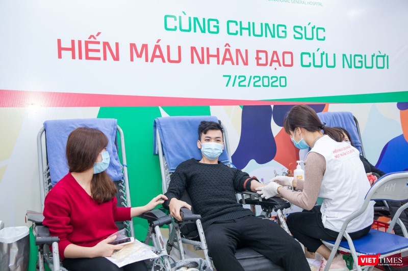 Rất nhiều người nhà bệnh nhân cũng đăng ký hiến máu cùng các thầy thuốc