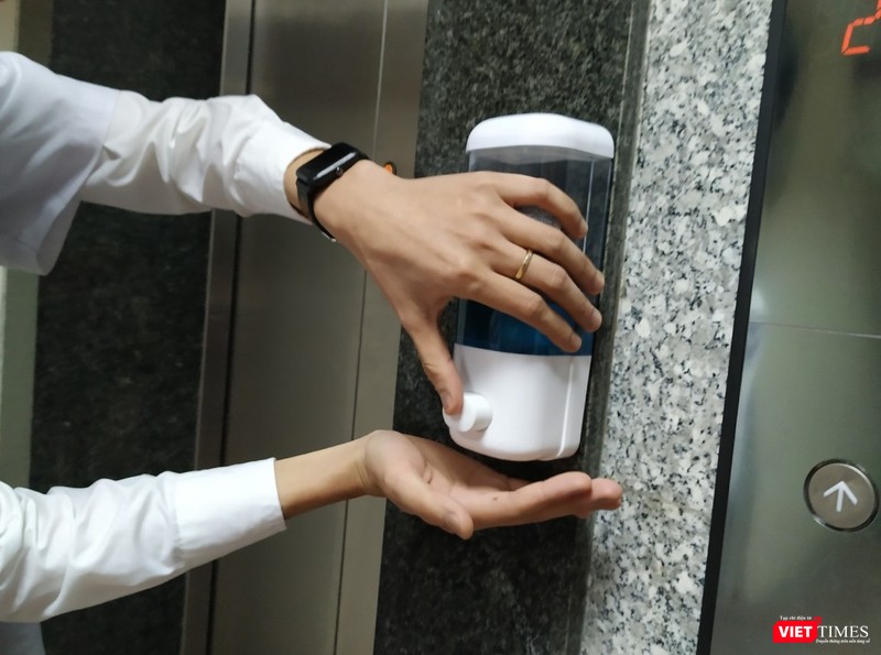 Các bình đựng gel rửa tay khô SieuSat được đặt tại trụ sở Viện Kiểm định Thuốc Trung ương.