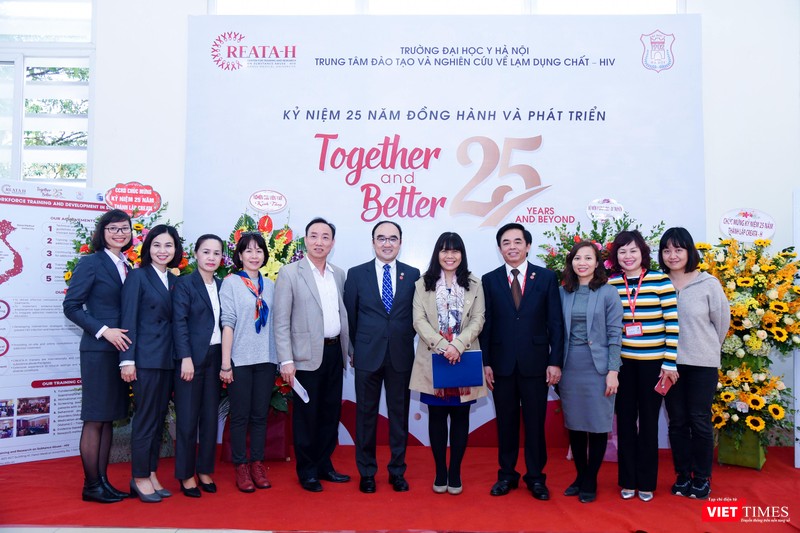 Các đại biểu cùng lãnh đạo Trường Đại học Y Hà Nội, Trung tâm Nghiên cứu và Đào tạo về Lạm dụng chất – HIV dự lễ kỷ niệm 