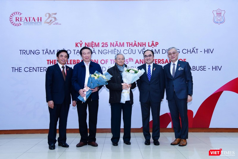 PGS.TS. Nguyễn Đức Hinh – Giám đốc Trung tâm Nghiên cứu và Đào tạo về Lạm dụng chất – HIV tặng hoa các thế hệ lãnh đạo Trung tâm