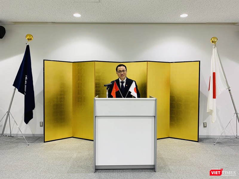 GS. Tạ Thành Văn cảm kích trước sự ghi nhận của Đại học Kanazawa và cam kết tiếp tục thúc đẩy sự hợp tác sâu rộng và bền chặt hơn, góp phần phát triển tình hữu nghị giữa 2 nước.