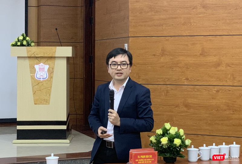 Bác sĩ Vũ Quốc Đạt - giảng viên bộ môn Truyền nhiễm, Trường Đại học Y Hà Nội, thành viên Mạng lưới đánh giá và ứng phó về lâm sàng các bệnh mới nổi của WHO Bác sĩ Vũ Quốc Đạt - giảng viên bộ môn Truyền nhiễm, Trường Đại học Y Hà Nội, thành viên Mạng lưới đánh giá và ứng phó về lâm sàng các bệnh mới nổi của WHO