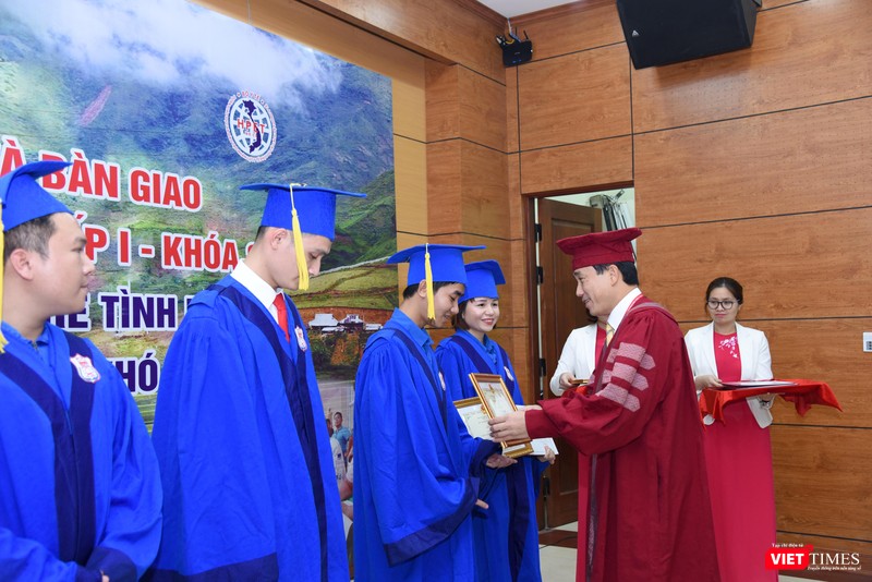 PGS.TS. Đoàn Quốc Hưng– Phó Hiệu trưởng Trường Đại học Y Hà Nôị̣ trao Bằng chuyên khoa cấp 1 cho các bác sĩ PGS.TS. Đoàn Quốc Hưng– Phó Hiệu trưởng Trường Đại học Y Hà Nôị̣ trao Bằng chuyên khoa cấp 1 cho các bác sĩ