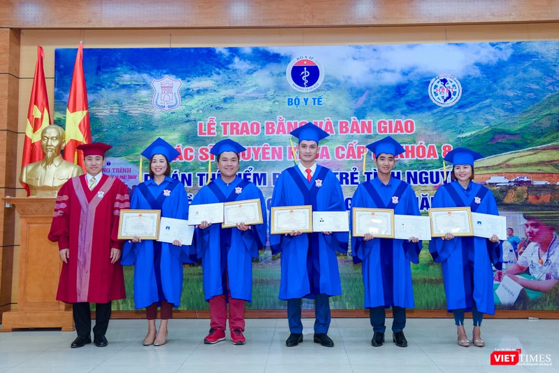 Đại diện Bộ Y tế và Trường Đại học Y Hà Nôị̣ trao Bằng chuyên khoa cấp 1 và chứng chỉ hành nghề cho các bác sĩ Đại diện Bộ Y tế và Trường Đại học Y Hà Nôị̣ trao Bằng chuyên khoa cấp 1 và chứng chỉ hành nghề cho các bác sĩ
