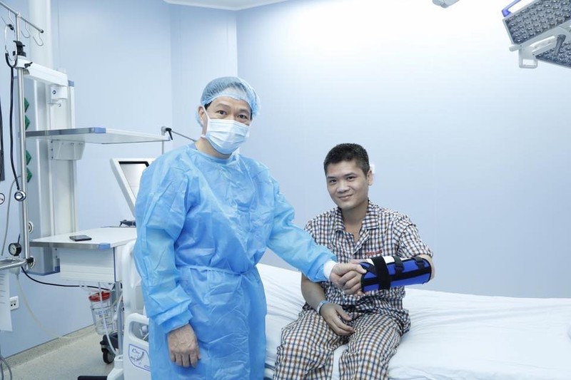 GS. TS. TTND. Nguyễn Thế Hoàng và anh Phạm Văn Vương GS. TS. TTND. Nguyễn Thế Hoàng và anh Phạm Văn Vương