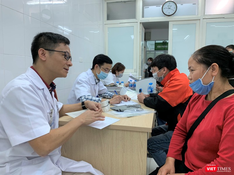 TS. Nguyễn Thế Cường – Trưởng Khoa Thận lọc máu, Bệnh viện Hữu nghị Việt Đức - tư vấn cho người dân phát hiện và điều trị bệnh thận