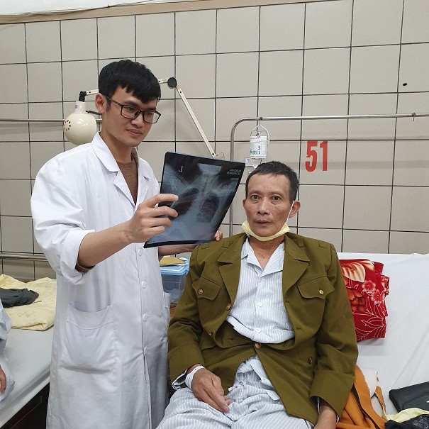 Kiểm tra phim chụp cho bệnh nhân (ảnh: Mai Thanh) Kiểm tra phim chụp cho bệnh nhân