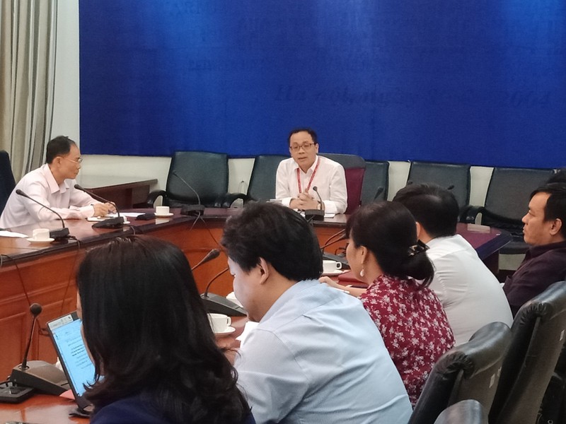 GS.TS. Tạ Thành Văn yêu cầu các đơn vị chức năng của Trường phải chủ động sẵn sàng ứng phó với dịch COVID-19 