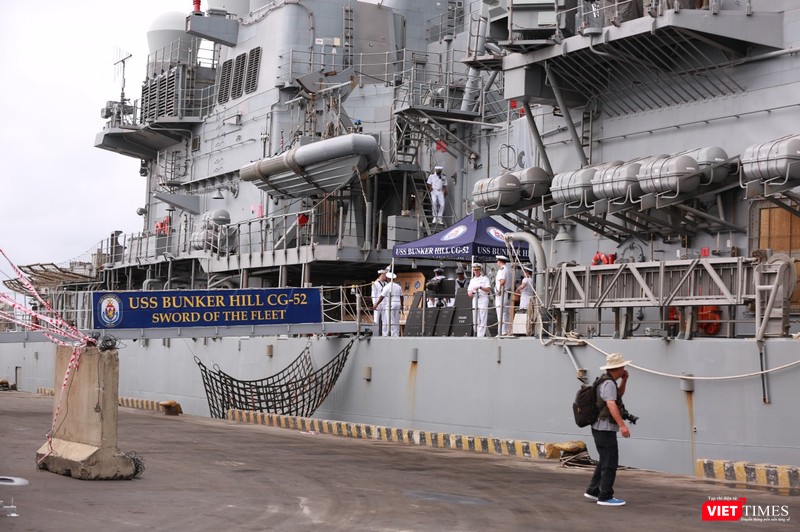 “Đột nhập” tuần dương hạm USS Bunker Hill vừa cập cảng Đà Nẵng
