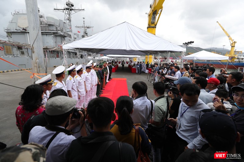 Lễ đón thu hút được sự quan tâm của đông đảo báo chí tác nghiệp. Lễ đón thu hút được sự quan tâm của đông đảo báo chí tác nghiệp.