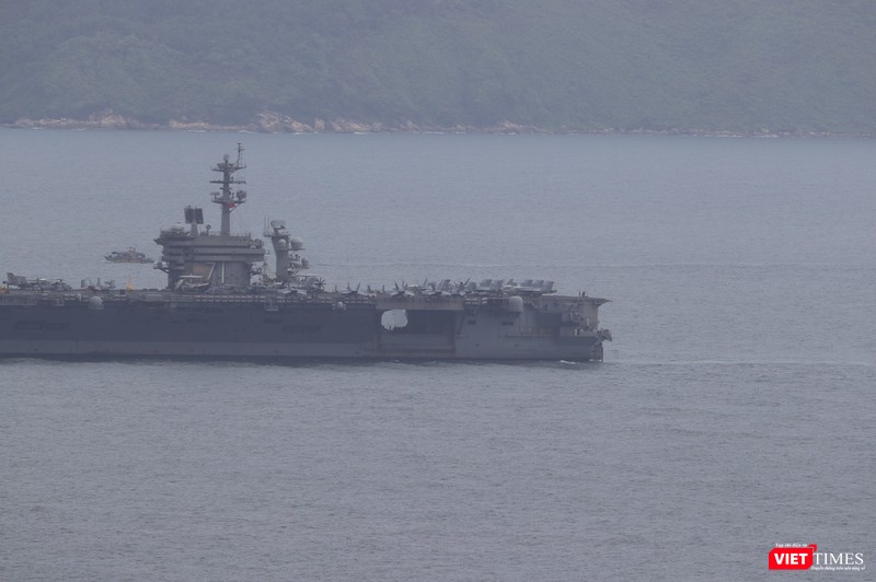 Cận cảnh tàu hàng không mẫu hạm USS Theodore Roosevelt (CVN-71) của Hải quân Hoa Kỳ đang tiến vào vịnh Đà Nẵng.