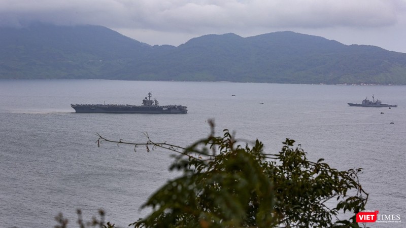 Hai con tàu tiến vào cảng Tiên Sa - Đà Nẵng.