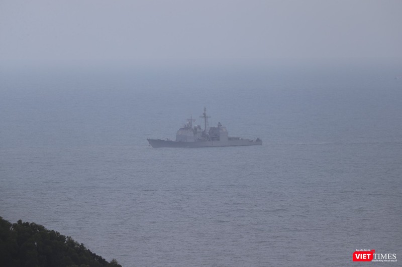 Cận cảnh tuần dương hạm USS Bunker Hill hộ tống tàu hàng không mẫu hạm USS Theodore Roosevelt.