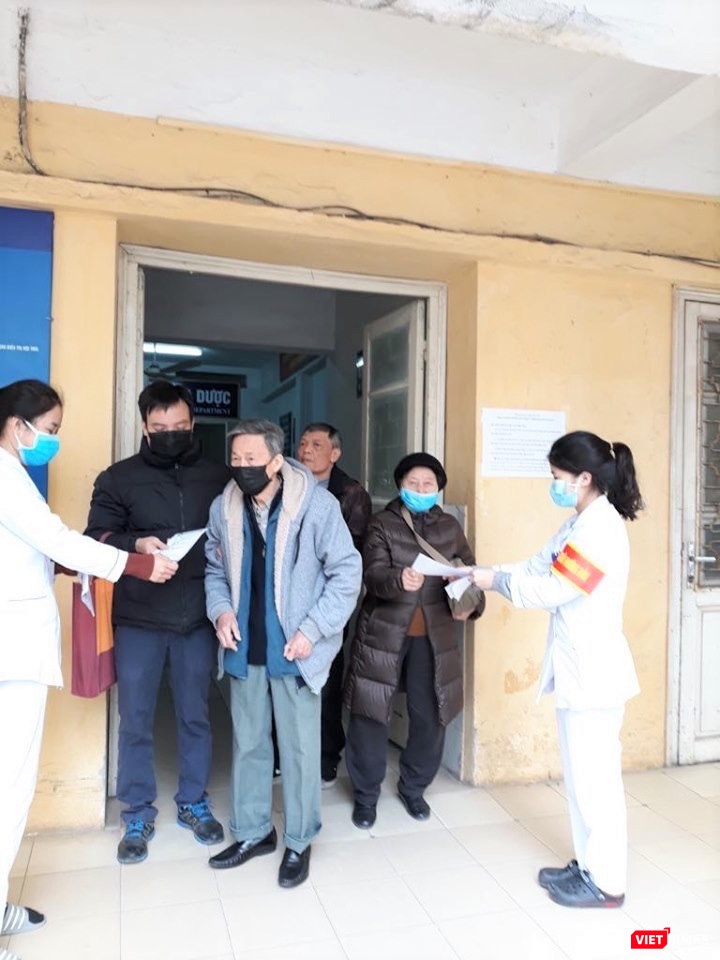 Tiếp đón và phân luồng bệnh nhân từ khu vực phòng khám ở BV Hữu Nghị Tiếp đón và phân luồng bệnh nhân từ khu vực phòng khám ở BV Hữu Nghị