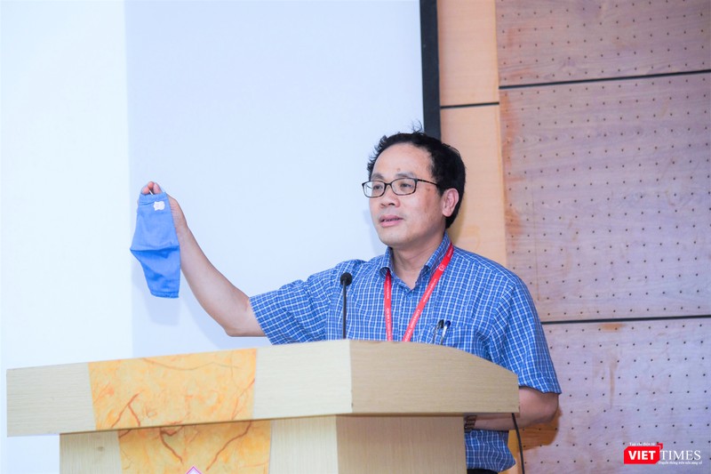 Trường chủ động đặt may khẩu trang vải có logo của Trường để phát miễn phí cho sinh viên, khắc phục khó khăn trong “cơn sốt” khẩu trang