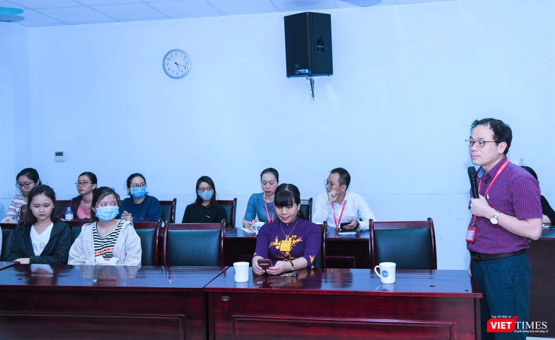 GS. Tạ Thành Văn đã gặp gỡ động viên và đánh giá cao tinh thần trách nhiệm và ý thức vì cộng đồng của sịnh viên Trường Đại học Y Hà Nội khi tham gia công tác phòng, chống dịch COVID-19