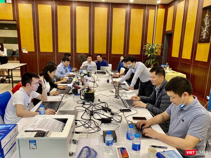 2.	Tổ thông tin đáp ứng dịch của Ban Chỉ đạo Quốc gia phòng, chống dịch COVID-19 làm việc ngày đêm để “truy tìm” những người mắc COVID-19 trên các chuyến bay vào Việt Nam. 