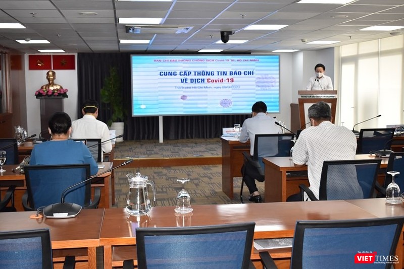 Ông Từ Lương, Phó Giám đốc Sở TTTT TP.HCM  tại cuộc họp báo chiều 28-3 