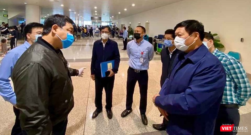 Thứ trưởng Bộ Y tế Đỗ Xuân Tuyên (bên phải) kiểm tra công tác phòng, chống dịch COVID -19 tại sân bay Nội Bài. Thứ trưởng Bộ Y tế Đỗ Xuân Tuyên (bên phải) kiểm tra công tác phòng, chống dịch COVID -19 tại sân bay Nội Bài.