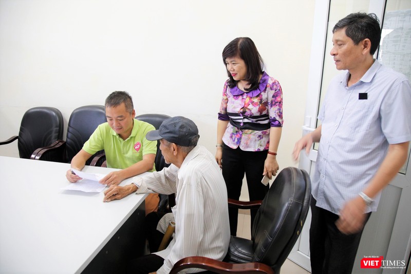 PGS.TS. Nguyễn Lân Hiếu - Giám đốc Bệnh viện Đại học Y Hà Nội khám bệnh cho bà con trước mùa dịch COVID-19 PGS.TS. Nguyễn Lân Hiếu - Giám đốc Bệnh viện Đại học Y Hà Nội khám bệnh cho bà con trước mùa dịch COVID-19