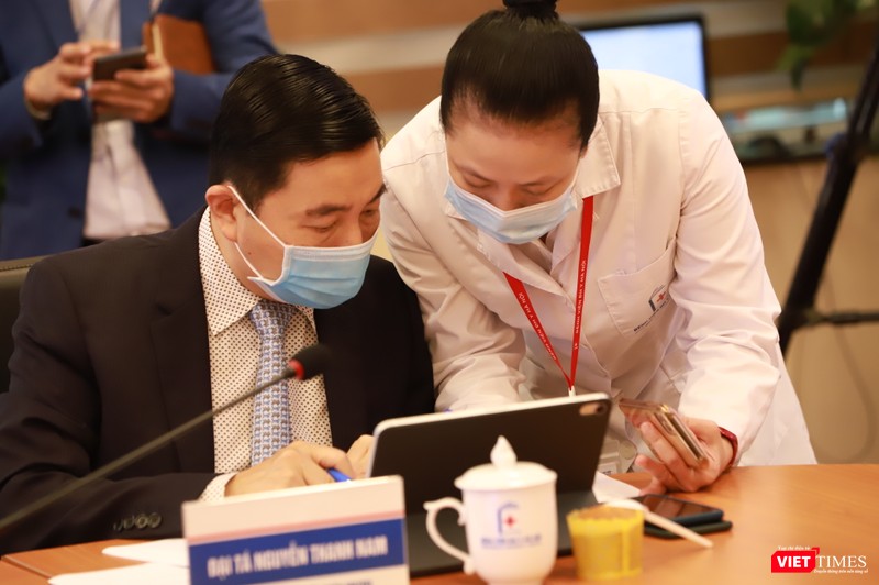 Các bác sĩ tham gia khám, chữa bệnh từ xa tại điểm cầu Bệnh viện Đại học Y Hà Nội Các bác sĩ tham gia khám, chữa bệnh từ xa tại điểm cầu Bệnh viện Đại học Y Hà Nội