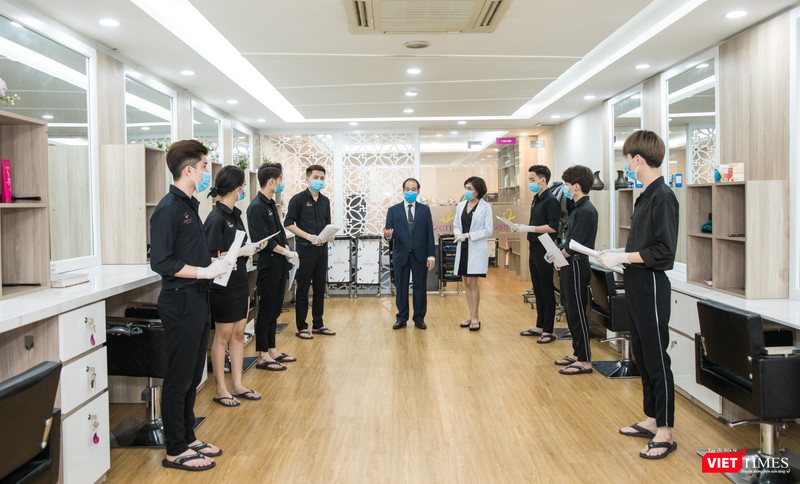 PGS.TS. Trần Đắc Phu lưu ý: Không được bỏ các nguyên tắc trong quy trình để tránh lây lan bệnh qua đường hô hấp như COVID-19