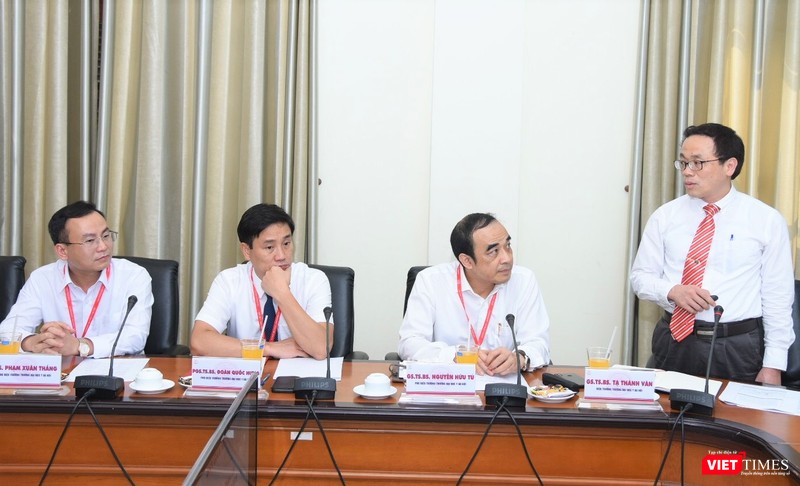 Ban Giám hiệu Trường Đại học Y Hà Nội tại buổi làm việc với Thứ trưởng Bộ Y tế. Ban Giám hiệu Trường Đại học Y Hà Nội tại buổi làm việc với Thứ trưởng Bộ Y tế