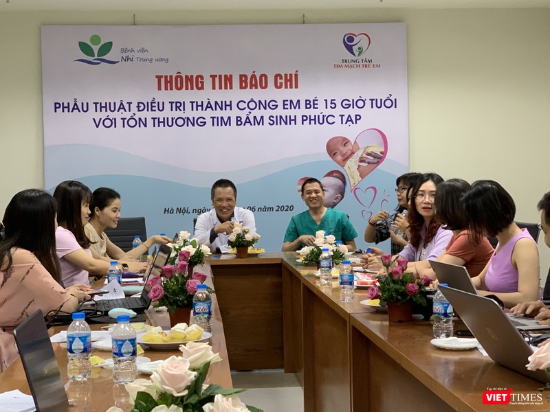 Niềm vui của các bác sĩ khi chiến thắng tử thần, cứu sống cháu bé sơ sinh Niềm vui của các bác sĩ khi chiến thắng tử thần, cứu sống cháu bé sơ sinh