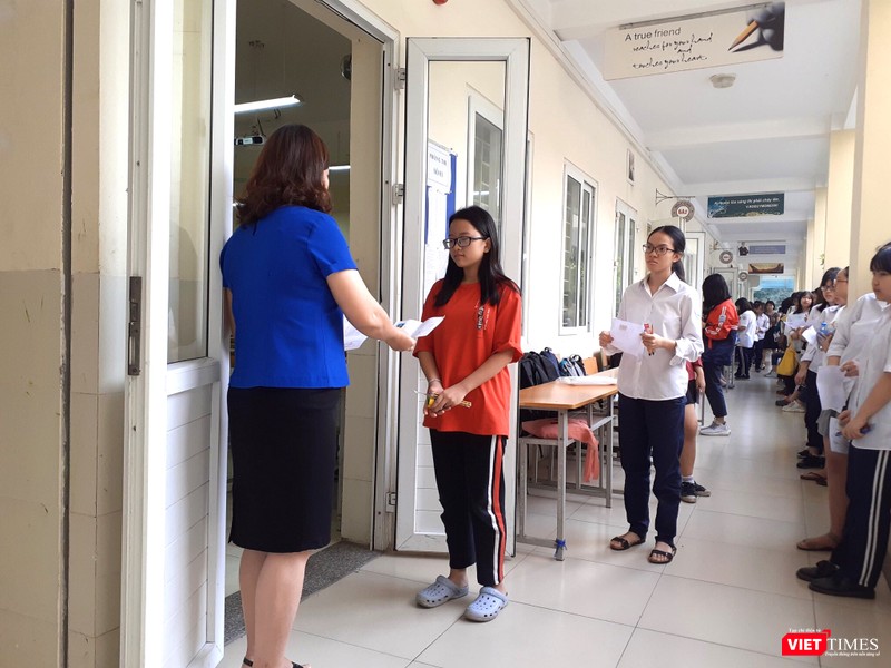 Kiểm tra trước giờ vào phòng thi (ảnh: Minh Thúy) Kiểm tra trước giờ vào phòng thi (ảnh: Minh Thúy)
