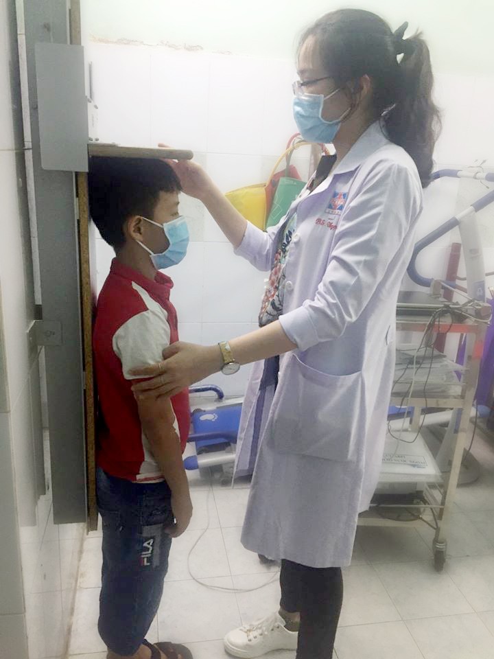 Nếu chiều cao của bé tăng chậm hơn 4-6 cm_năm, phụ huynh nên cho bé thăm khám sớm để tìm nguyên nhân